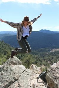 fille qui saute en l'air